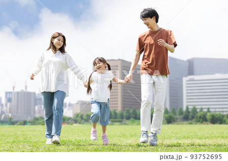 若い家族、親子、散歩 93752695