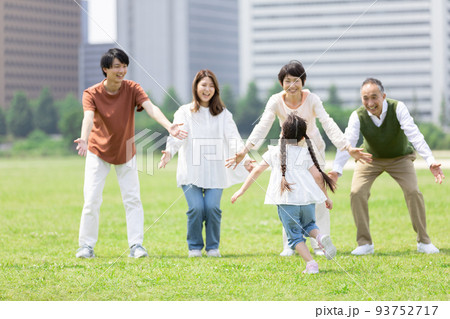 公園を散歩する家族 93752717