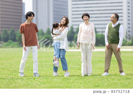 公園を散歩する家族 93752718