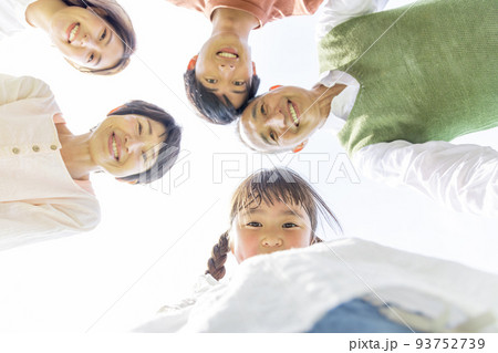 円陣を組む家族 93752739