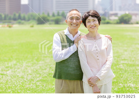 寄り添うシニア夫婦 93753025