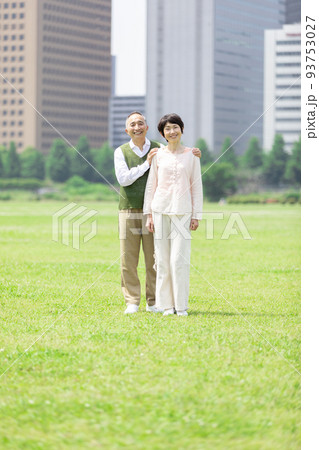 散歩するシニア夫婦 散歩するシニア夫婦 93753027