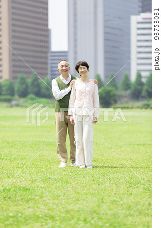 散歩するシニア夫婦 93753031