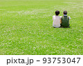 芝生の上に座るシニア夫婦 93753047