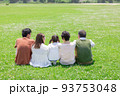 芝生の上に座る家族 93753048