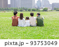 芝生の上でピクニックをする家族 93753049