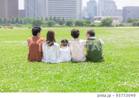 芝生の上でピクニックをする家族 93753049