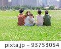 芝生の上に座る家族 93753054