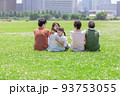 芝生の上に座る家族 93753055