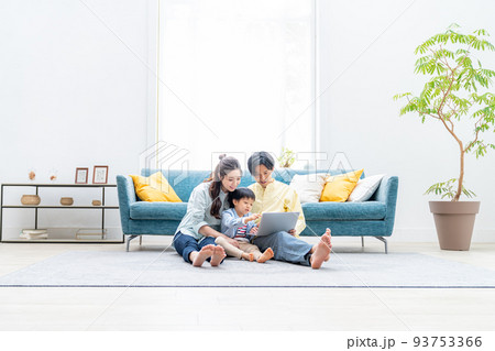 パソコンを見る仲良し家族 パソコンを見る仲良し家族 93753366