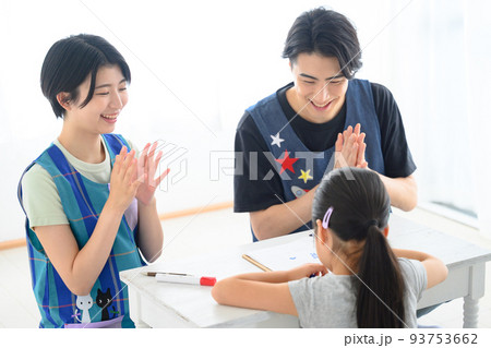 学童や習い事の先生のイメージ 学童や習い事の先生のイメージ 93753662
