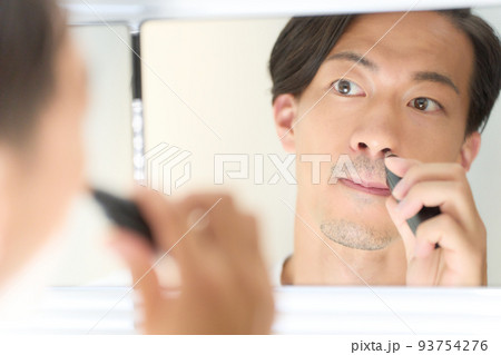 鏡を見ながらカッターで鼻毛を切る男性 メンズビューティー イメージ 鏡を見ながらカッターで鼻毛を切る男性 メンズビューティー イメージ 93754276