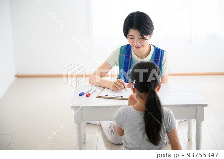 学童や療育、習い事の先生のイメージ 93755347