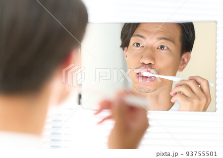 鏡を見ながら歯を磨く男性　メンズビューティー　イメージ 93755501