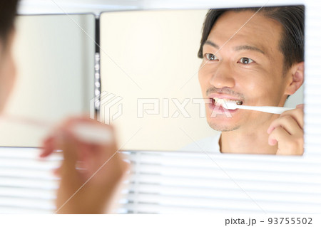 鏡を見ながら歯を磨く男性　メンズビューティー　イメージ 93755502
