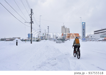 雪道を走行する自転車 93755518