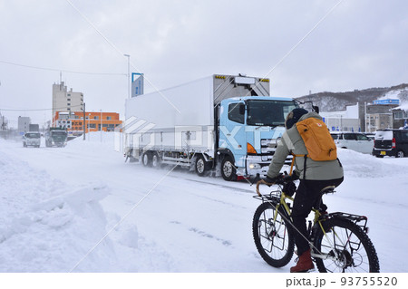 雪道を走行する自転車 93755520