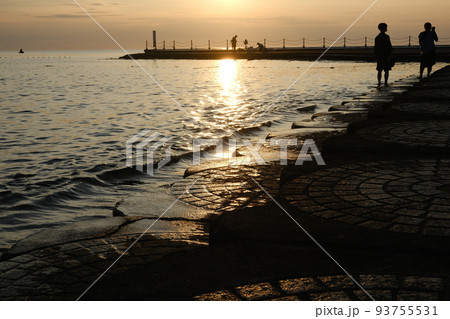 夕暮れ時の海 夕暮れ時の海 93755531