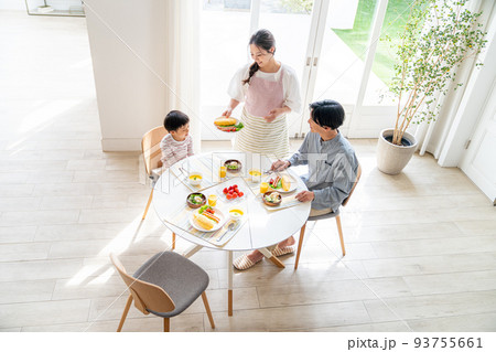 食事をする家族 93755661