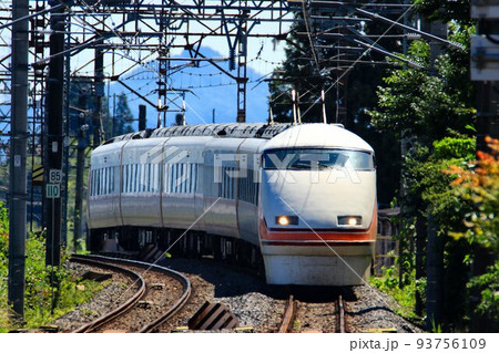 夏の日光路を行く…東武特急『スペーシア』　豪華特急で日光・鬼怒川へ 93756109