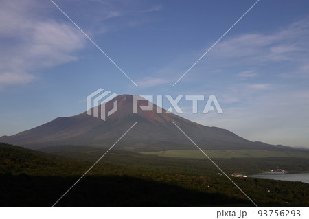 山中湖パノラマ台から望む夏の富士山と山中湖 93756293