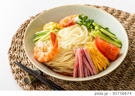 夏の定番メニューの冷やし中華 93756674