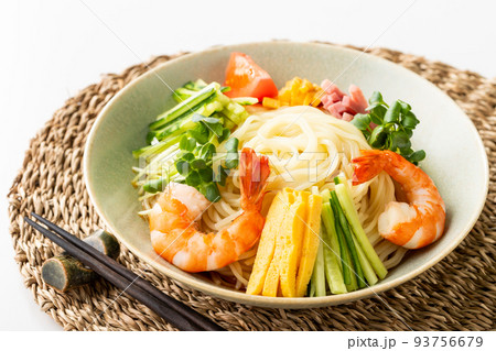 夏の定番メニューの冷やし中華 93756679