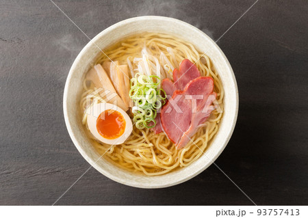ほんわか湯気の立つ、熱々の塩ラーメン ほんわか湯気の立つ、熱々の塩ラーメン 93757413