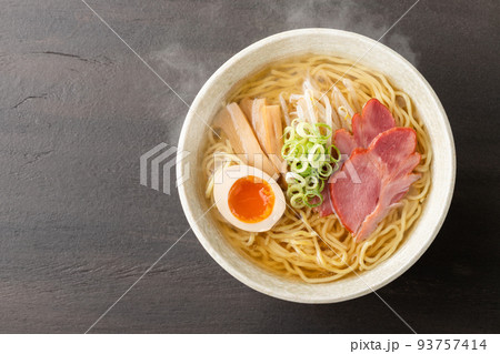 ほんわか湯気の立つ、熱々の塩ラーメン 93757414