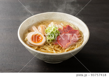 ほんわか湯気の立つ、熱々の塩ラーメン 93757418