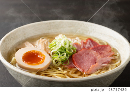 ほんわか湯気の立つ、熱々の塩ラーメン 93757426