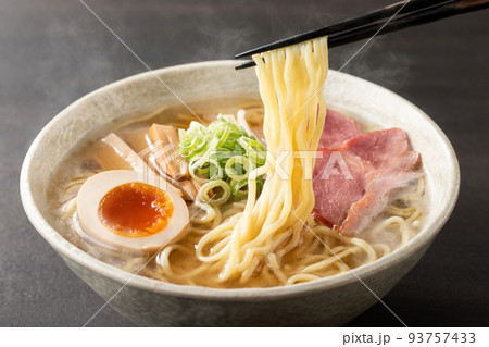 ほんわか湯気の立つ、熱々の塩ラーメン ほんわか湯気の立つ、熱々の塩ラーメン 93757433