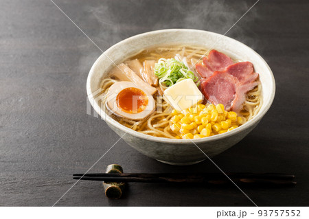 ほんわか湯気の立つ、熱々の塩バターラーメン ほんわか湯気の立つ、熱々の塩バターラーメン 93757552