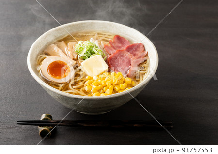 ほんわか湯気の立つ、熱々の塩バターラーメン 93757553