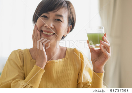 青汁・野菜ジュースを飲むミドル女性 93757593