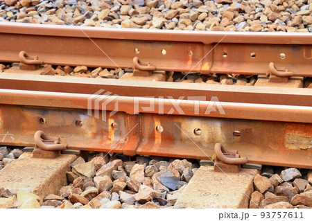 美しい仕上がり…テルミット溶接によるロングレールの繋ぎ目 93757611