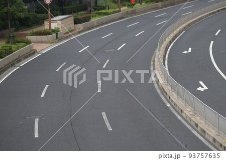 カーブする片側3車線の道路のある街並みの風景 カーブする片側3車線の道路のある街並みの風景 93757635