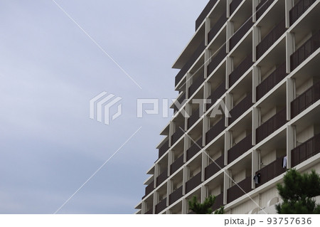 曇り空とマンションの建物の見える風景 93757636