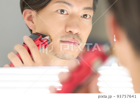 シェーバーで髭を剃る若い男性 メンズビューティー イメージ シェーバーで髭を剃る若い男性 メンズビューティー イメージ 93757641