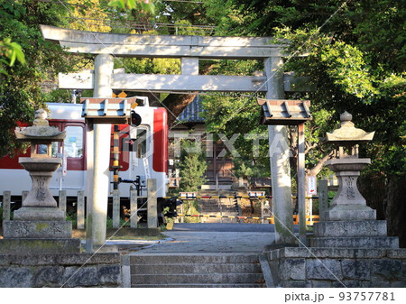 神社境内の参道を横切って走る近鉄南大阪線の電車 神社境内の参道を横切って走る近鉄南大阪線の電車 93757781