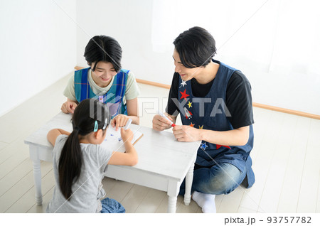 学童や習い事の先生のイメージ 俯瞰 学童や習い事の先生のイメージ 俯瞰 93757782