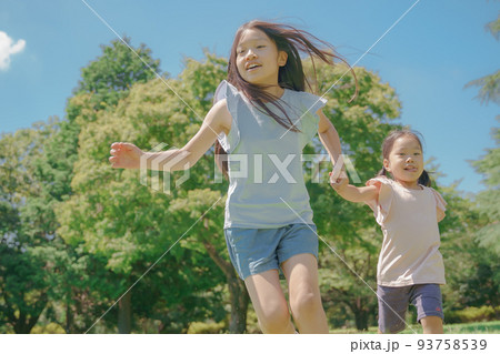 手を繋いで走る女の子 アップ 93758539