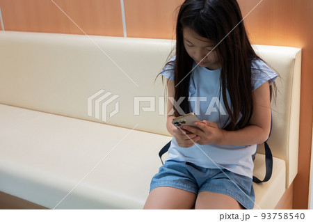 スマホを使う子供 93758540