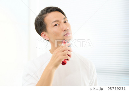 電気シェーバーで髭を剃る男性　メンズビューティー　イメージ 93759231