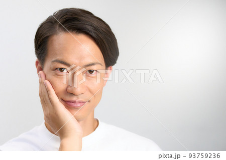 頬に手を当てて視線を向ける若い男性 メンズビューティー イメージ 頬に手を当てて視線を向ける若い男性 メンズビューティー イメージ 93759236