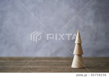 コンクリートの壁とシンプルで北欧調な卓上クリスマスツリー コンクリートの壁とシンプルで北欧調な卓上クリスマスツリー 93759256