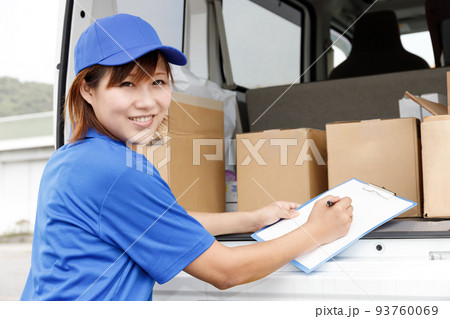 軽貨物のドライバーの女性が書類に記入している。青いポロシャツにキャップをかぶっている。 軽貨物のドライバーの女性が書類に記入している。青いポロシャツにキャップをかぶっている。 93760069