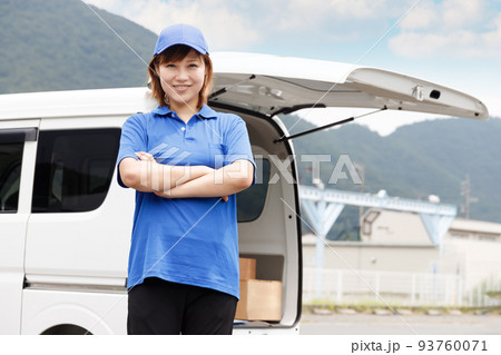 軽貨物ドライバーとして独立、開業した主婦の女性。軽バンに積まれた荷物をお客様にお届けします。 軽貨物ドライバーとして独立、開業した主婦の女性。軽バンに積まれた荷物をお客様にお届けします。 93760071