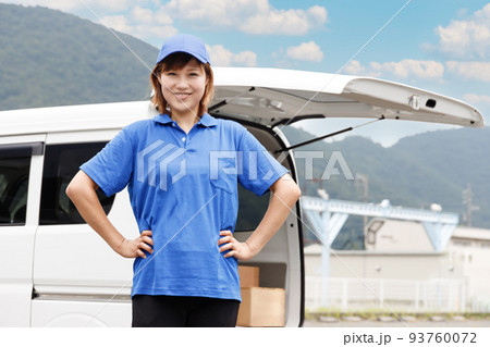 軽貨物ドライバーとして独立、開業した主婦の女性。軽バンに積まれた荷物をお客様にお届けします。 軽貨物ドライバーとして独立、開業した主婦の女性。軽バンに積まれた荷物をお客様にお届けします。 93760072