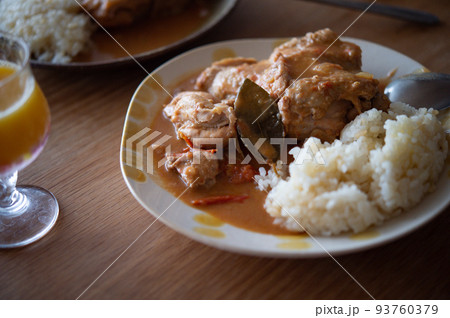 ガボン共和国の伝統料理「チキンムアンバ」 ガボン共和国の伝統料理「チキンムアンバ」 93760379